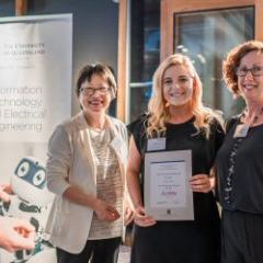  Hanna Jury (center) receives the prize for Best Industry Focused Project