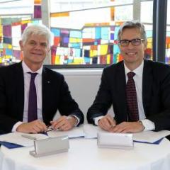 Newcrest Mining Ltd Executive General Manager Public Affairs and Social Performance Ian Kemish, and UQ Vice-Chancellor and President Professor Peter Høj
