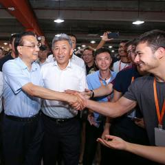 Chinese Premier Li Keqiang with UQ student Daniel Ward in Dalian, China.