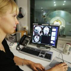 A UQ Centre for Advanced Imaging researcher analyses MRI images